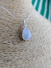 Cargar imagen en el visor de la galería, Colgante Lagrima Piedra Luna Plata Mod. 1
