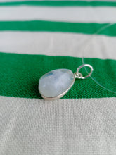 Cargar imagen en el visor de la galería, Colgante Lagrima Piedra Luna Plata Mod. 2
