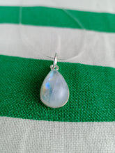 Cargar imagen en el visor de la galería, Colgante Lagrima Piedra Luna Plata Mod. 2
