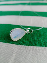 Cargar imagen en el visor de la galería, Colgante Lagrima Piedra Luna Plata Mod. 2
