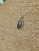 Cargar imagen en el visor de la galería, Colgante Turmalina Verde Plata Mod. 4
