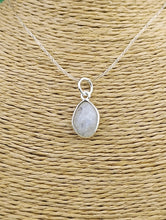 Cargar imagen en el visor de la galería, Colgante Piedra Luna Pequeño Mod. 3
