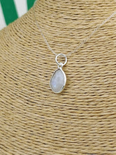 Cargar imagen en el visor de la galería, Colgante Piedra Luna Pequeño Mod. 3
