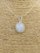 Cargar imagen en el visor de la galería, Colgante Piedra Luna Mediana Mod. 5
