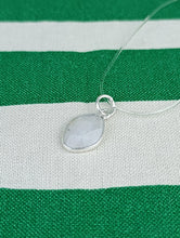 Cargar imagen en el visor de la galería, Colgante Piedra Luna Mediana Mod. 6
