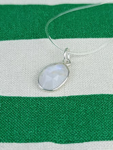 Cargar imagen en el visor de la galería, Colgante Piedra Luna Mediana Mod. 2

