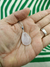 Cargar imagen en el visor de la galería, Oferta Colgante Cuarzo Rosa Lagrima Metal
