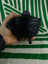 Cargar imagen en el visor de la galería, Caldero de Hierro Forjado Pentagrama
