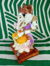 Cargar imagen en el visor de la galería, Ganesha Trono Color Grande
