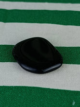 Cargar imagen en el visor de la galería, Canto Rodado Plano Obsidiana Negra
