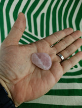 Cargar imagen en el visor de la galería, Canto Rodado Plano Cuarzo Rosa
