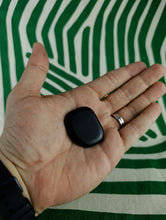 Cargar imagen en el visor de la galería, Canto Rodado Plano Obsidiana Negra
