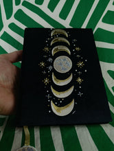 Cargar imagen en el visor de la galería, Cuaderno de Terciopelo Negro Fases Lunares
