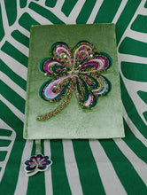 Cargar imagen en el visor de la galería, Cuaderno de Terciopelo Verde Trebol
