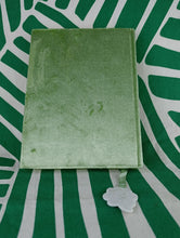 Cargar imagen en el visor de la galería, Cuaderno de Terciopelo Verde Trebol
