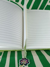 Cargar imagen en el visor de la galería, Cuaderno de Terciopelo Verde Trebol
