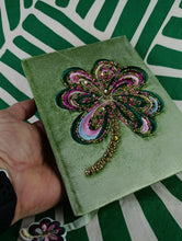 Cargar imagen en el visor de la galería, Cuaderno de Terciopelo Verde Trebol
