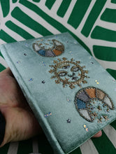 Cargar imagen en el visor de la galería, Cuaderno de Terciopelo Verde Fases Lunares
