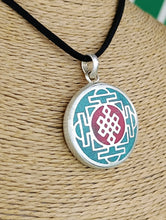 Cargar imagen en el visor de la galería, Colgante Tibetano Nudo Sabiduria Infinita Rojo
