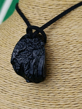 Cargar imagen en el visor de la galería, Colgante Tectita Negra Mod 2 (Meteorito)
