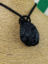 Cargar imagen en el visor de la galería, Colgante Tectita Negra Mod 2 (Meteorito)
