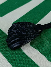 Cargar imagen en el visor de la galería, Colgante Tectita Negra Mod 2 (Meteorito)
