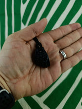 Cargar imagen en el visor de la galería, Colgante Tectita Negra Mod 2 (Meteorito)

