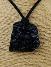 Cargar imagen en el visor de la galería, Colgante Tectita Negra Mod 1 (Meteorito)
