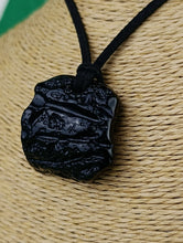 Cargar imagen en el visor de la galería, Colgante Tectita Negra Mod 1 (Meteorito)
