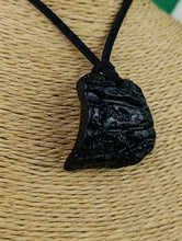 Cargar imagen en el visor de la galería, Colgante Tectita Negra Mod 1 (Meteorito)
