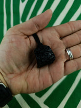 Cargar imagen en el visor de la galería, Colgante Tectita Negra Mod 1 (Meteorito)
