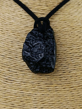 Cargar imagen en el visor de la galería, Colgante Tectita Negra Mod 5 (Meteorito)

