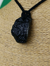 Cargar imagen en el visor de la galería, Colgante Tectita Negra Mod 5 (Meteorito)

