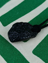 Cargar imagen en el visor de la galería, Colgante Tectita Negra Mod 5 (Meteorito)
