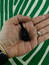 Cargar imagen en el visor de la galería, Colgante Tectita Negra Mod 5 (Meteorito)
