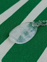 Cargar imagen en el visor de la galería, Colgante Cuarzo Cristal Huevo Mod 1
