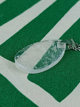 Cargar imagen en el visor de la galería, Colgante Cuarzo Cristal Huevo Mod 2

