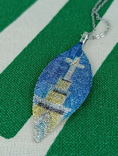 Cargar imagen en el visor de la galería, Colgante Cruz Cristiana en Hoja
