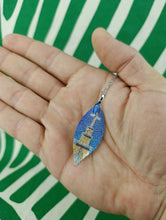 Cargar imagen en el visor de la galería, Colgante Cruz Cristiana en Hoja
