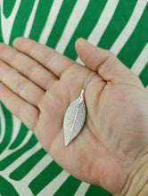 Cargar imagen en el visor de la galería, Colgante Cruz Cristiana en Hoja

