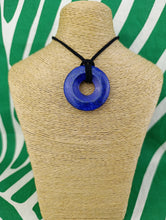 Cargar imagen en el visor de la galería, Colgante Donut Lapislazuli 40 mm
