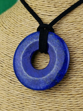 Cargar imagen en el visor de la galería, Colgante Donut Lapislazuli 40 mm
