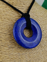 Cargar imagen en el visor de la galería, Colgante Donut Lapislazuli 40 mm

