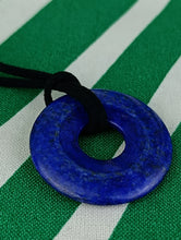 Cargar imagen en el visor de la galería, Colgante Donut Lapislazuli 40 mm

