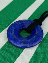 Cargar imagen en el visor de la galería, Colgante Donut Lapislazuli 40 mm
