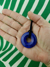 Cargar imagen en el visor de la galería, Colgante Donut Lapislazuli 40 mm

