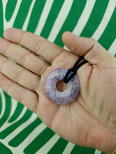 Cargar imagen en el visor de la galería, Colgante Donut Amatista 40 mm Mod 1
