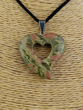 Cargar imagen en el visor de la galería, Colgante Jaspe Unakita Corazon Mod. 1

