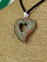 Cargar imagen en el visor de la galería, Colgante Jaspe Unakita Corazon Mod. 1

