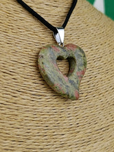 Cargar imagen en el visor de la galería, Colgante Jaspe Unakita Corazon Mod. 1
